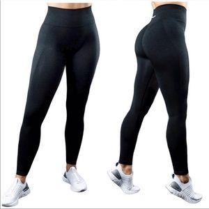 Alphalete Jet Black Scrunch Amplify Leggings